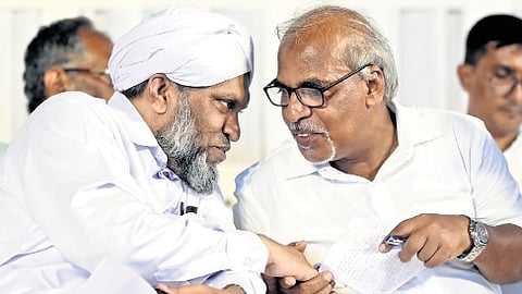 Indian National League state committee president A P Abdul Wahab chats with Mullurkara Muhammedali Saqafi during the waqf summit in Kozhikode on Friday