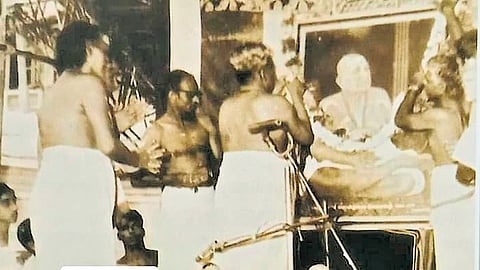 Devotees offering tributes to Chembai during Ekadashi while launching the Chembai Sangeetholsavam in 1974 