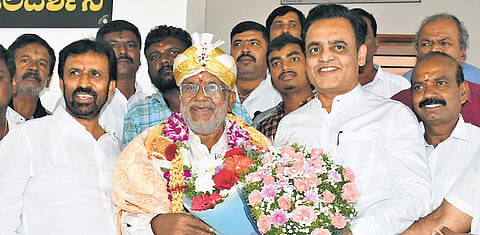 Former DyCM Dr CN Ashwath Narayan greets former minister and JDS MLA GT Devegowda on the latter’s birthday in Mysuru on Monday.