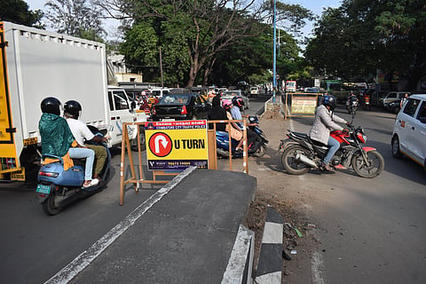 The road safety wing of the State Highways Department and the city's traffic police removed the traffic signal pole as part of a broader citywide initiative to streamline traffic at key intersections.
