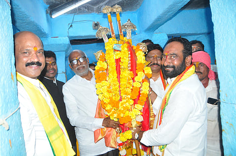 Officials participated in Chapakudu and Rachagavu festivals as part of the four-day Palnati Veeraradhana Utsavalu in Karampudi of Palnadu district.