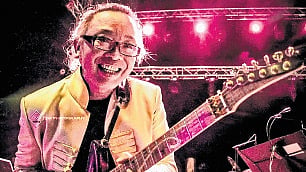 Nguyên Lê performs at a concert