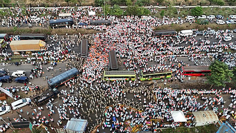  The people of Panchamsali Lingayat community who entered
on the national highway to move towards Suvarna VIdhana Soudha. 