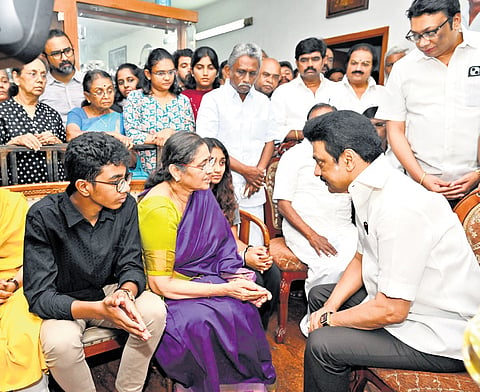 Chief Minister MK Stalin consoling the kin of the late MLA EVKS Elangovan 