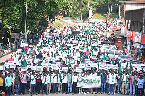 Over 3000 farmers from across the district flowed into the city to host the massive protest.  