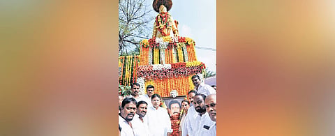 IT  Minister D Sridhar Babu and other Congress leaders pay tributes to  P Janardhan Reddy at Khairatabad junction in Hyderabad on Saturday