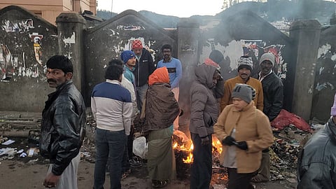 Car and taxi drivers are making campfires to beat the dipping temperature in Ooty. 
