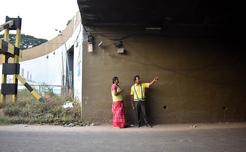 Coimbatore: After a tanker truck capsized on the Uppilipalayam Flyover in the city today, minor damages to the flyover were reported.