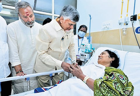 Chief Minister N Chandrababu Naidu interacting with a woman who was injured in the stampede during token distribution in Tirupati 
