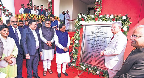 CM Mohan Majhi, CJ CS Singh, Law Minister Prithiviraj Harichandan, judges of Orissa HC and AG Pitambar Acharya unveil the plaque of the Centre for Judicial Archives 