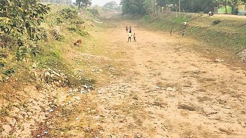 Children playing on the dry river bed of Pattamundai canal in Kendrapara 