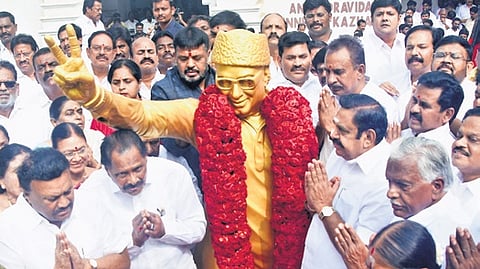 Palaniswami offering floral tributes to the statue of MGR 