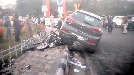 Due to the impact of the collision, both the motorcycle and the car jumped on the roundabout in the area. 