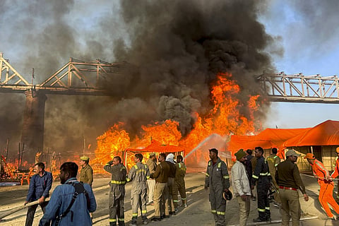  Smoke billows out after a fire broke out in a camp during Mahakumbh, at Sangam in Prayagraj, Sunday, Jan. 19, 2025. 