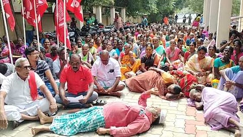 The villagers protesting in front of the RDO office in Kovilpatti. 