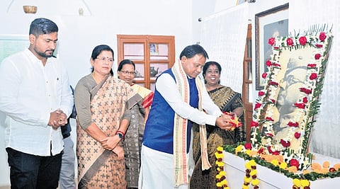CM Mohan Charan Majhi pays tributes to Netaji at his birthplace museum in Cuttack. Dy CM Pravati Parida and minister Suryabanshi Suraj were present 