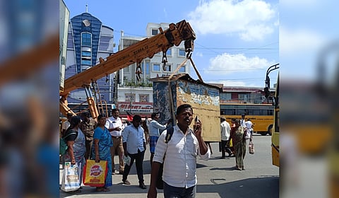 The operation aimed at clearing unauthorised structures and vendors occupying footpaths and road margins, which had been causing frequent traffic congestion.