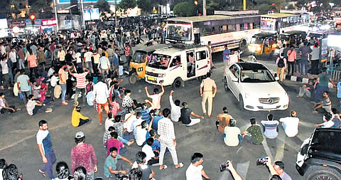 Aspirants protesting at Isakathota Junction in Visakhapatnam 
