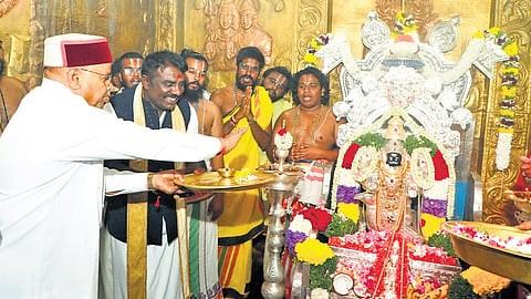 Governor Thaawarchand Gehlot offers pooja at Basaveshwara Mutt temple in Kunigal taluk, Tumakuru district, on Sunday