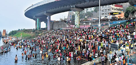 Devotees taking holy dip in the Krishna River in Vijayawada;  Prasant Madugula 