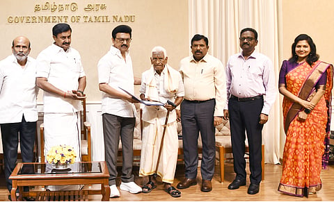 CM Stalin presented cheques for gold ornaments to 6 Kalaimamani awardees as a token of financial assistance of Rs. 1 lakh each to 10 artistes living in destitute conditions who have received the Kalaimamani Award.