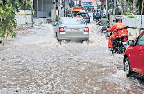  Vehicles moving on the flooded Pipinmoodu-Kowdiar road.