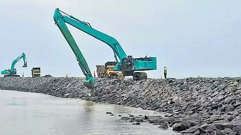 The project requires a 3.7 km South Breakwater Feeder and a 1.35 km North Breakwater Feeder.  
