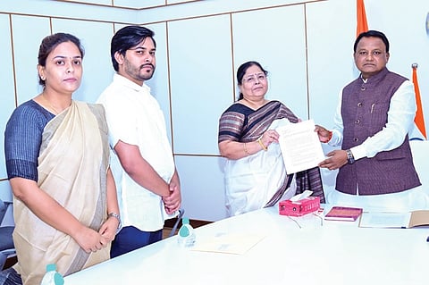 Minati Das handing over the letter to CM Mohan Charan Majhi in presence of  daughter Dipali and son Bishal in Bhubaneswar on Wednesday 
