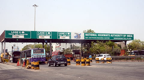  Vehicles passing through the Vanagaram Toll Plaza. Vehicle user for 46 toll plazas to be increased dromApril 1st. This include 8 plazas on the state highways. 