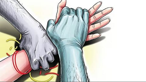 The accused stopped the couple, thrashed them and stole Rs 50,000 in cash and jewellery.