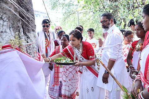 To avoid further disappointment, Soren and his wife performed puja in haste and left to attend another programme organized at the Adivasi Hostel.