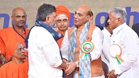 Karnataka Deputy Chief Minister DK Shivakumar (L) and Defence Minister Rajnath Singh  during the celebration of the seer’s 118th birth anniversary.