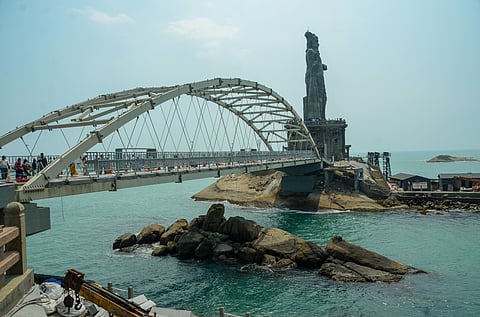 Spanning 77 metres (length) and 10 metres (width), the bowstring arch-type bridge has a 2.5-metre-wide section in the centre made of glass, which offers a view of the blue sea.