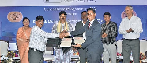 Executive director of OIL Ranjan Goswami and CMC commissioner Anam Charan Patra signed the MoU in the presence of Housing and Urban Development minister Krushna Chandra Mahapatra on Friday. 