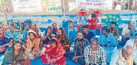 Villagers of Satabhaya staging protest in front of Kendrapara collector’s office 