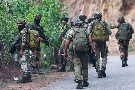 Pakistani Army violates ceasefire on LoC in J&K’s Baramulla, Kupwara, Akhnoor sectors.