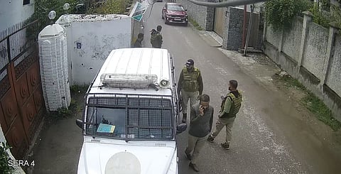The Mirwaiz stated that all lanes to his residence were blocked by the authorities so as to prevent Muslim scholars from holding a meeting on the Waqf Act. 