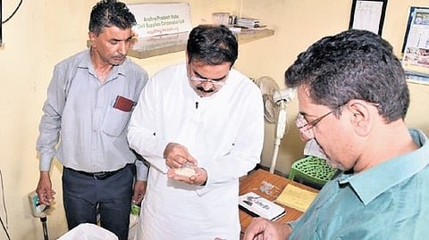  Civil Supplies and Consumer Affairs Minister Nadendla Manohar on Tuesday in a surprise inspection revealed irregularities in rice distribution.