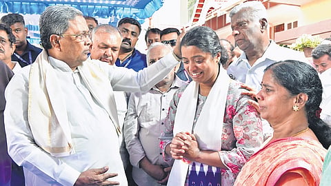 Chief Minister Siddaramaiah consoles Dr Sujatha, wife of Bharat Bhushan, during the latter’s funeral in Bengaluru on Thursday 
