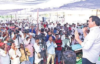 Revenue & Housing Minister Ponguleti Srinivasa Reddy addressing the gathering after inaugurating a model Indiramma house in Nakrekal on Thursday