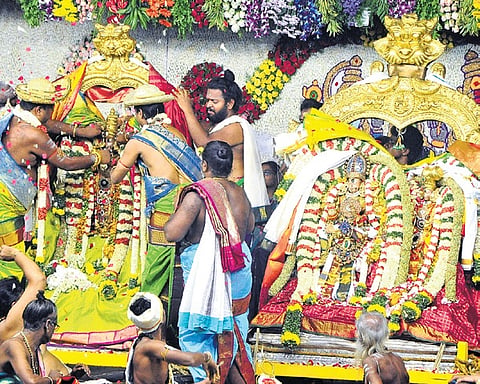 Priests solemnising wedding of Goddess Meenakshi & Lord Sundareswarar 