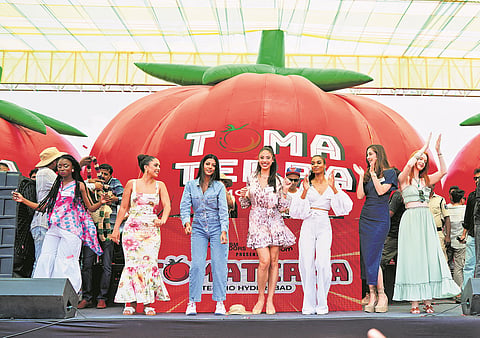 Miss World contestants made a surprise appearance, bringing in a glamour quotient