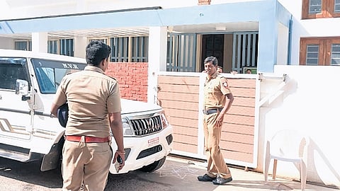 DVAC officials at Rengasamy’s house in Thalavaipalayam on Friday 