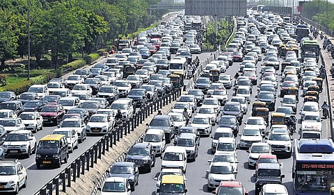 Market associations are pushing for the creation of multi-level parking facilities to ease the traffic congestion. 