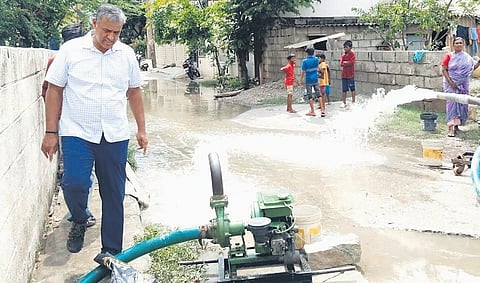 BBMP Chief Commissioner Maheshwar Rao monitors rainwater being pumped out in Sai Layout on Sunday  