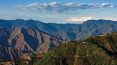 The upcoming elevated road project on the Delhi-Dehradun Expressway will reduce overload, allowing vehicles to reach Mussoorie directly. 