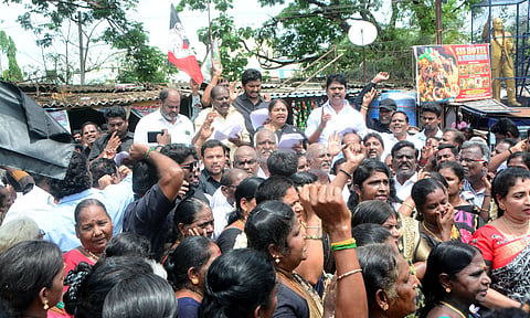 AIADMK cadre staging a protest in Arakkonam 