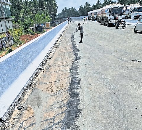 Cracks seen on a flyover at Thiruvangoor, Kozhikode, on the under-construction NH-66 stretch