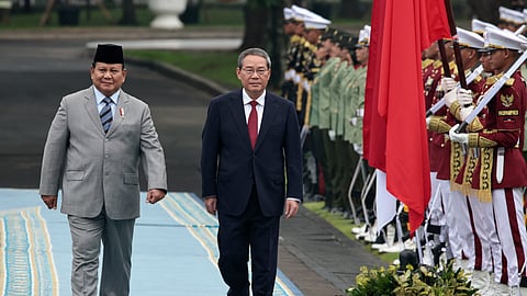 Indonesia's President Prabowo Subianto (L) and Chinese Premier Li Qiang inspect a guard of honour during a welcoming ceremony at the Presidential Palace in Jakarta on May 25, 2025.