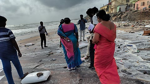 Carrying 640 containers, including 13 with hazardous materials and substantial quantities of diesel and furnace oil, the ship's sinking has led to the dispersion of its cargo in the ocean. 